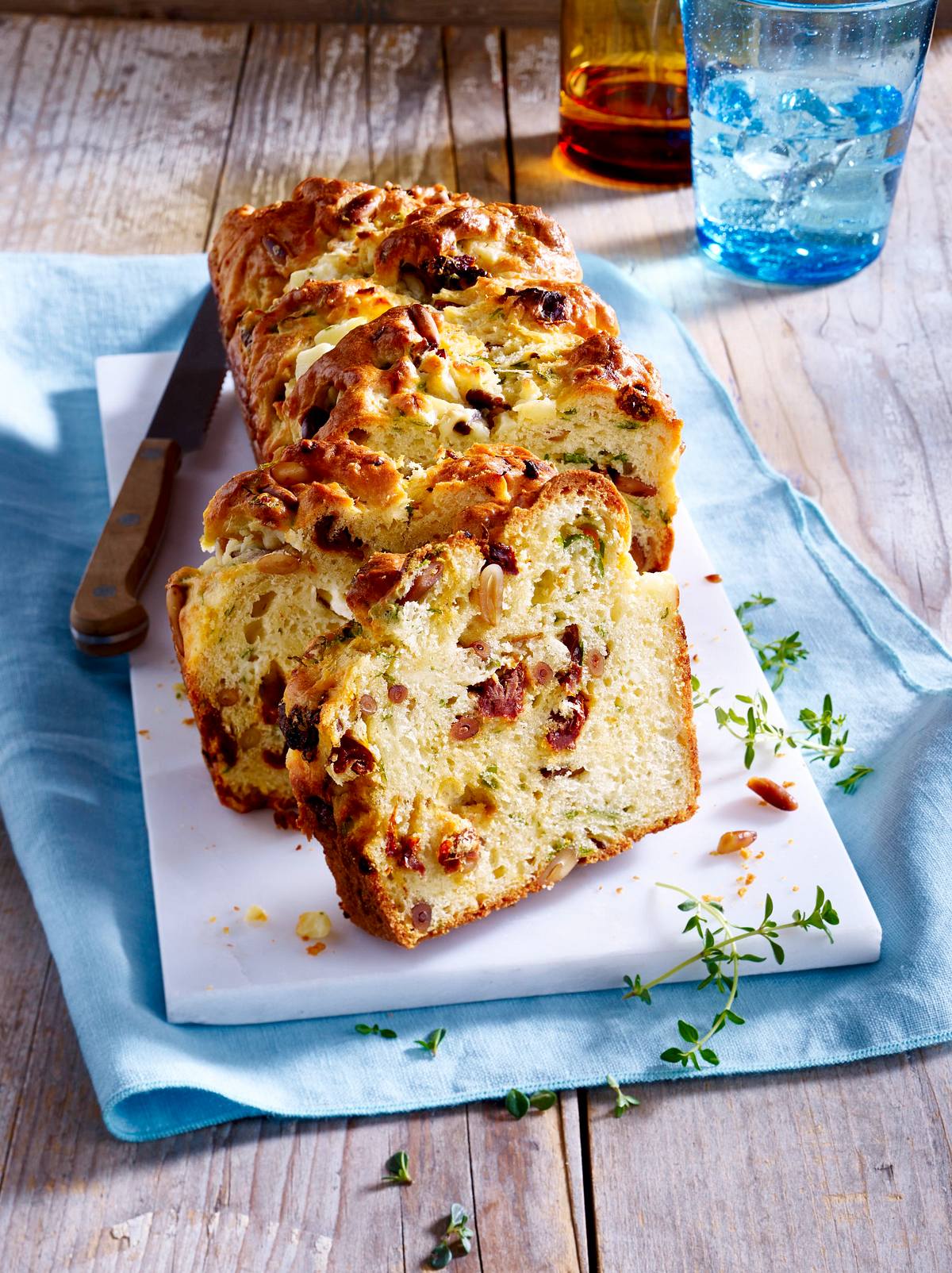 Mediterraner Kuchen mit getrockneten Tomaten, Pinienkernen und Ziegenkäse Rezept