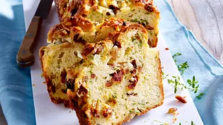 Mediterraner Kuchen mit getrockneten Tomaten, Pinienkernen und Ziegenkäse Rezept - Foto: LECKER @ Bauer Media Group Mediterraner Kuchen mit getrockneten Tomaten, Pinienkernen und Ziegenkäse Rezept - Foto: LECKER @ Bauer Media Group