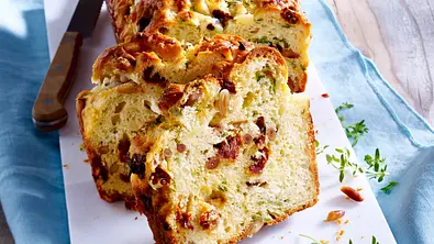 Mediterraner Kuchen mit getrockneten Tomaten, Pinienkernen und Ziegenkäse Rezept - Foto: LECKER @ Bauer Media Group