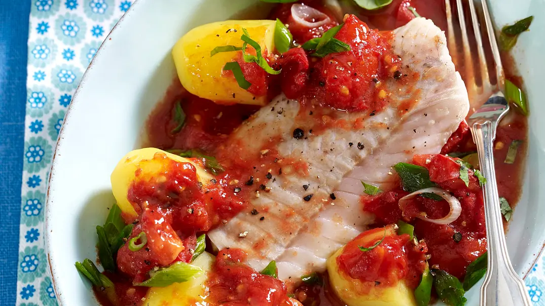 Mediterranes Fischfilet auf Tomatenragout Rezept - Foto: LECKER @ Bauer Media Group Mediterranes Fischfilet auf Tomatenragout Rezept - Foto: LECKER @ Bauer Media Group