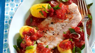 Mediterranes Fischfilet auf Tomatenragout Rezept - Foto: LECKER @ Bauer Media Group
