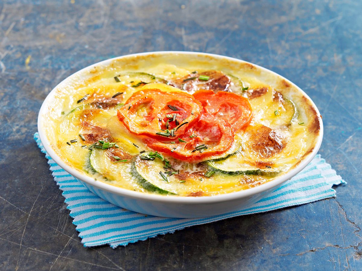 Mediterranes Kartoffelgratin mit Zucchini und Tomate Rezept