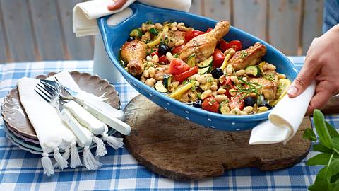 Mediterranes Ofenhähnchen mit weißen Bohnen Rezept - Foto: House of Food / Bauer Food Experts KG