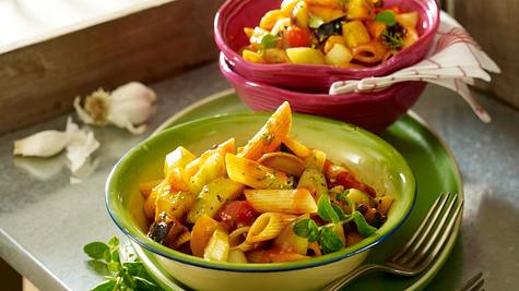 Mediterranes Schmorgurken-Ragout mit Nudeln Rezept - Foto: House of Food / Bauer Food Experts KG