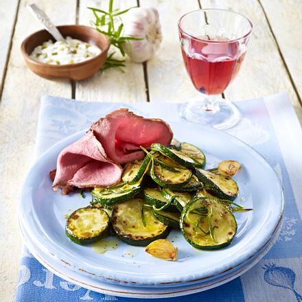 Mediterranes Zucchinigemüse zu Roastbeef-Aufschnitt Rezept Mediterranes Zucchinigemüse zu Roastbeef-Aufschnitt Rezept
