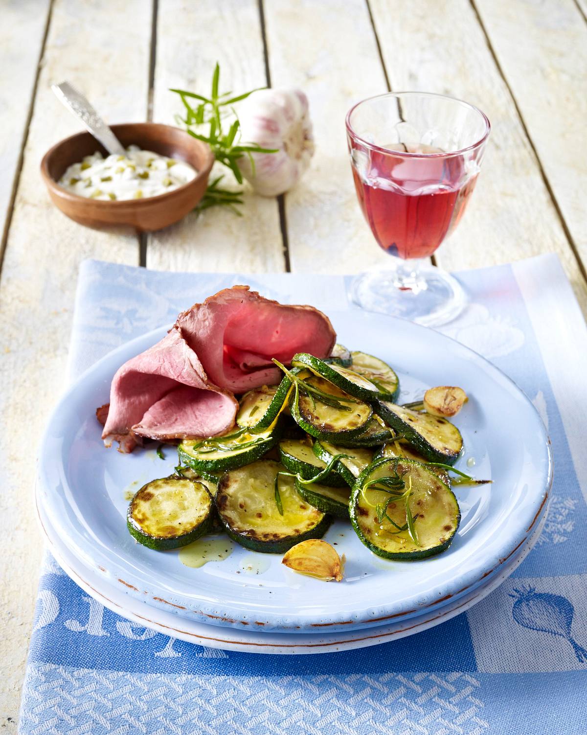 Mediterranes Zucchinigemüse zu Roastbeef-Aufschnitt Rezept