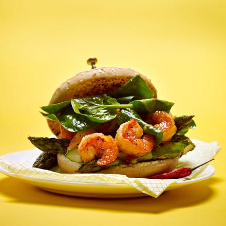 Meerburger – Burger mit Garnelen, grünem Spargel, gegrillter Zitrone und Chilisoße Rezept