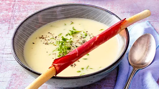Meerrettich-Kartoffelsuppe mit Grissini Rezept - Foto: LECKER @ Bauer Media Group