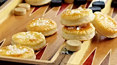 Meerrettich-Cheese-Cracker auf einem Spielbrett garniert. - Foto: LECKER @ Bauer Media Group
