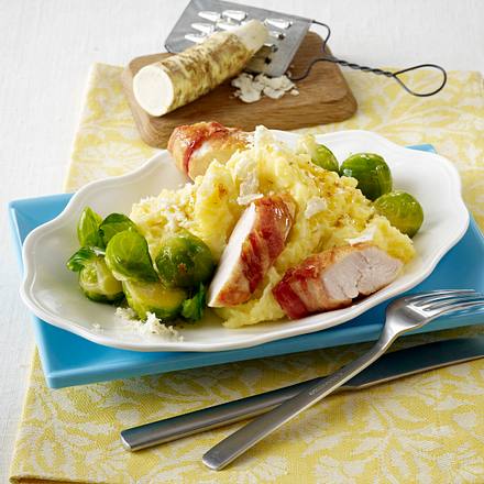 Meerrettich-Kartoffelpüree mit Hähnchenfilet im Speckmantel und Rosenkohl Rezept Meerrettich-Kartoffelpüree mit Hähnchenfilet im Speckmantel und Rosenkohl Rezept