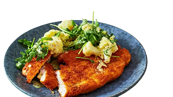 Meerrettich-Schnitzel mit Blumenkohlsalat Rezept - Foto: LECKER @ Bauer Media Group