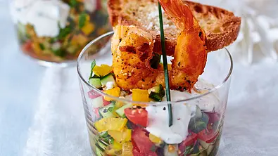 Meerrettichgarnelen auf Gurkenhäckerle Rezept - Foto: LECKER @ Bauer Media Group
