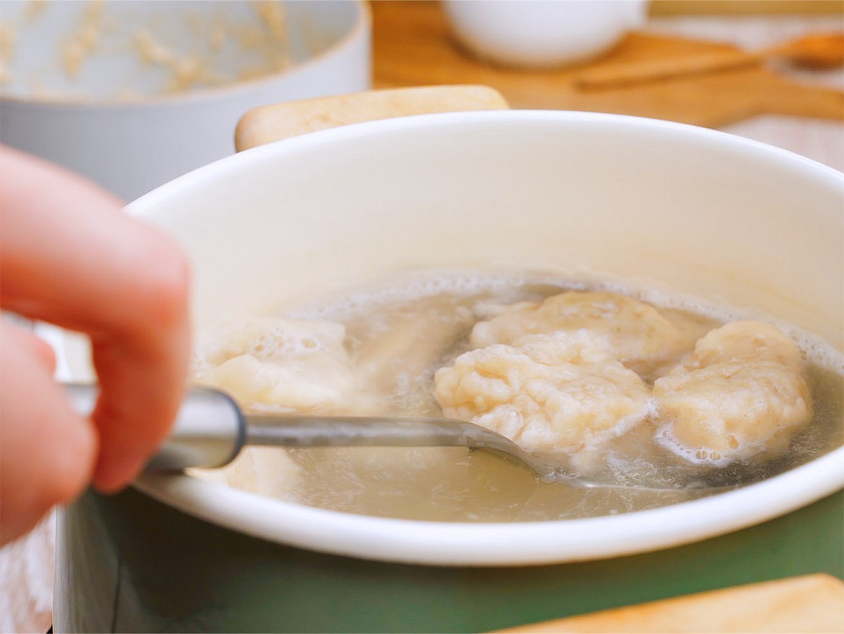 Mehlklöße kochen und mit einer Schaumkelle herausheben