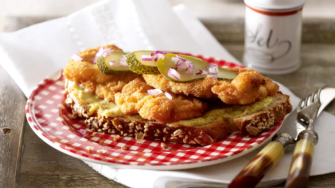 Mehrkornbrot belegt mit Schnitzeln Rezept - Foto: LECKER @ Bauer Media Group Mehrkornbrot belegt mit Schnitzeln Rezept - Foto: LECKER @ Bauer Media Group