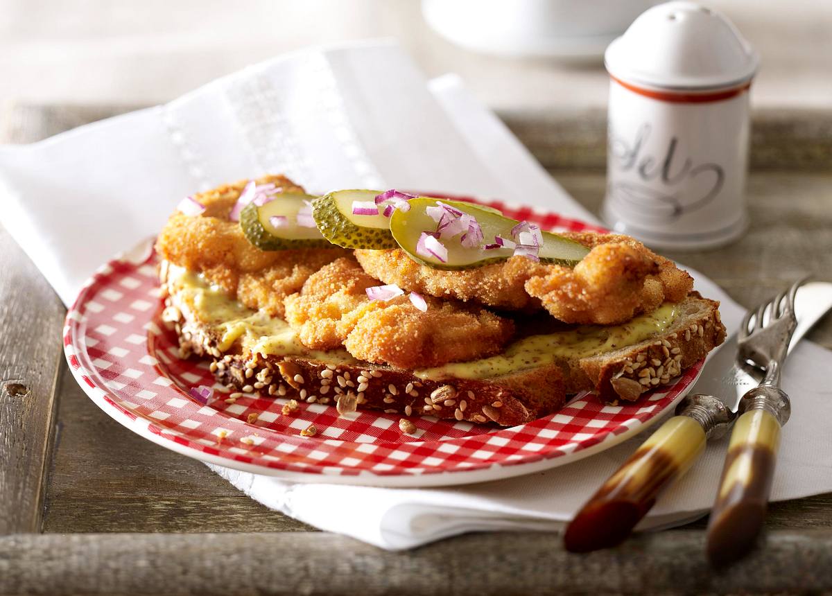 Mehrkornbrot belegt mit Schnitzeln Rezept