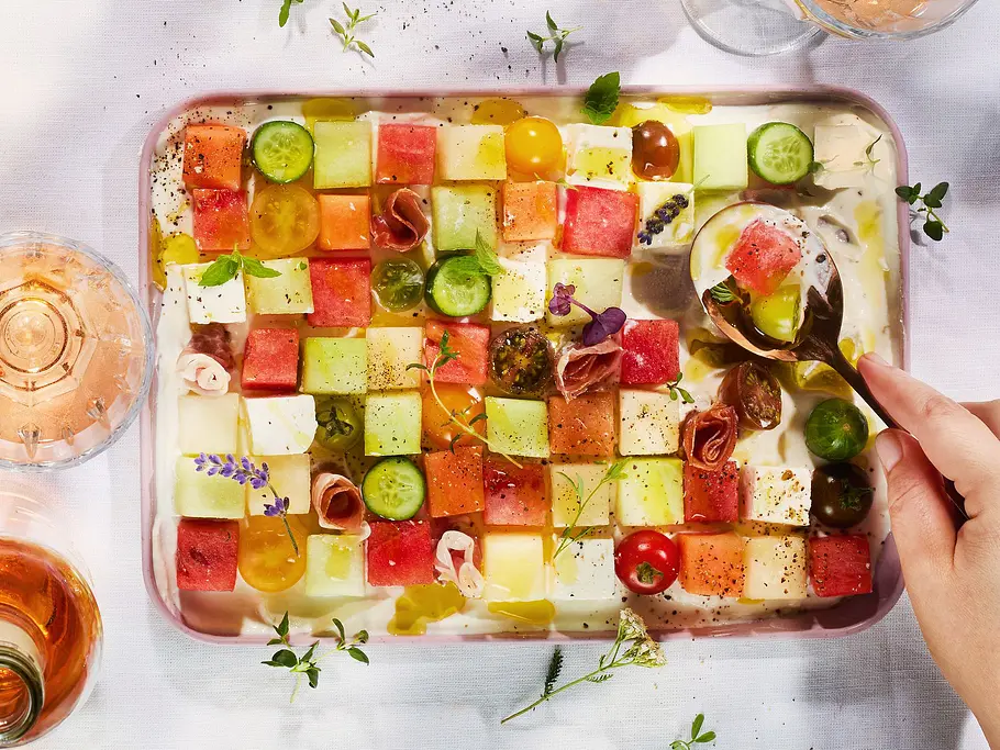 Melonen-Feta-Snackplatte Ein Tablett mit Melonen- und Fetawürfeln in geometrischer Anordnung