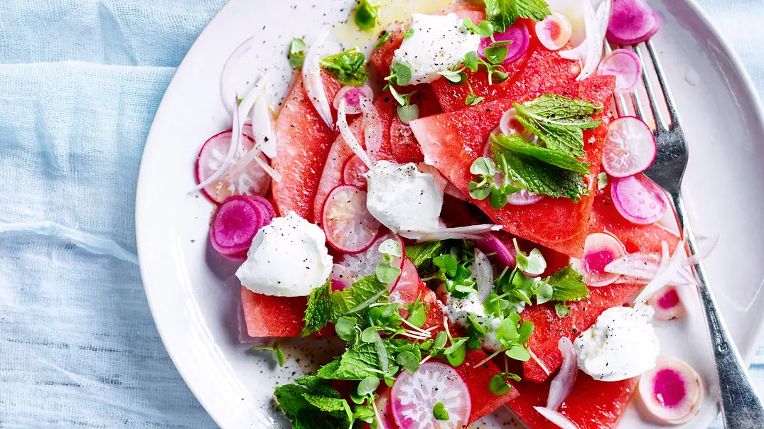 Melonen-Radieschen-Salat mit Ziegenfrischkäse Rezept - Foto: LECKER @ Bauer Media Group Melonen-Radieschen-Salat mit Ziegenfrischkäse Rezept - Foto: LECKER @ Bauer Media Group