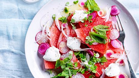 Melonen-Radieschen-Salat mit Ziegenfrischkäse