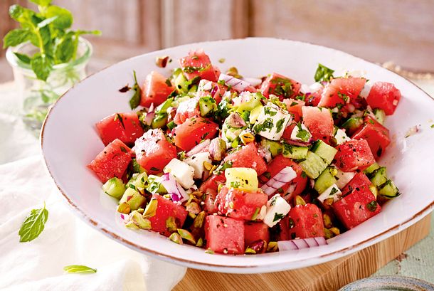 Fix am Start: Melonensalat mit Feta & Pistazien Rezept Fix am Start: Melonensalat mit Feta & Pistazien Rezept