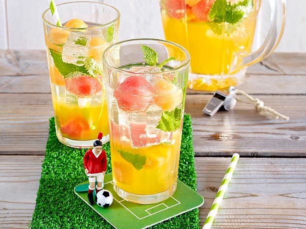 Fußball WM-Party 2014: Melonen-Sanddorn-Sangria Rezept Fußball WM-Party 2014: Melonen-Sanddorn-Sangria Rezept