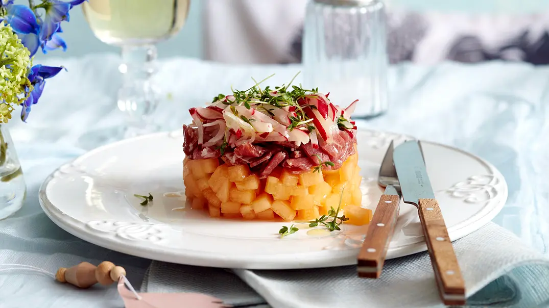 Melonen-Schinken-Tatar Rezept - Foto: LECKER @ Bauer Media Group Melonen-Schinken-Tatar Rezept - Foto: LECKER @ Bauer Media Group