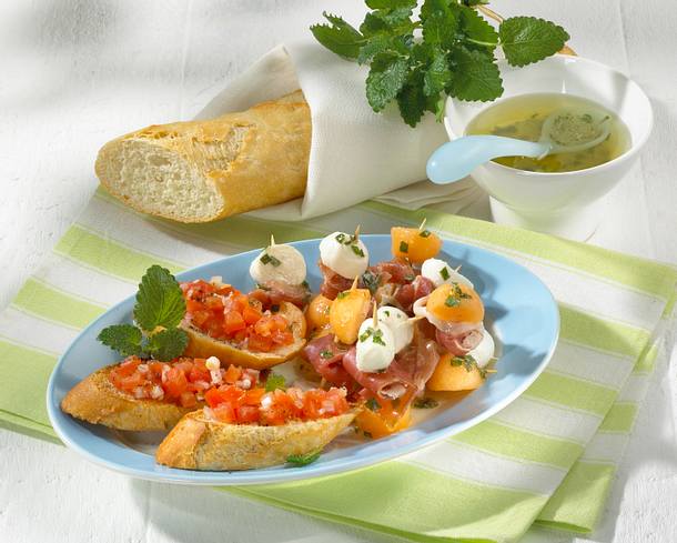 Melonen-Spieße und Tomaten-Bruschetta Rezept Melonen-Spieße und Tomaten-Bruschetta Rezept