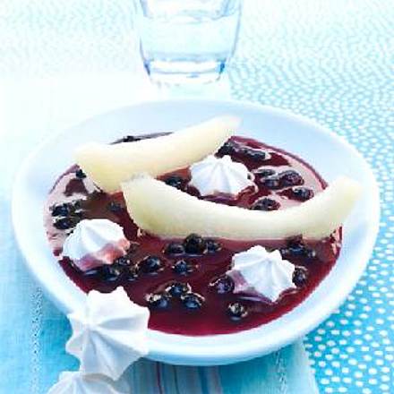Melonenschiffchen im Blaubeermeer mit Baiserschaumkrönchen Rezept Melonenschiffchen im Blaubeermeer mit Baiserschaumkrönchen Rezept