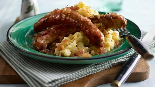 Merguez (Lamm-Bratwurst) auf Blumenkohl-Püree und Schalotten-Relish Rezept - Foto: LECKER @ Bauer Media Group