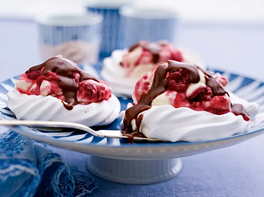 Meringue mit Himbeersahne und Schokoladensoße Rezept Meringue mit Himbeersahne und Schokoladensoße Rezept