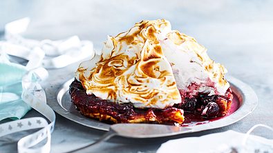 Meringuewolke auf Kirsch-Tarte-Tatin Rezept - Foto: LECKER @ Bauer Media Group