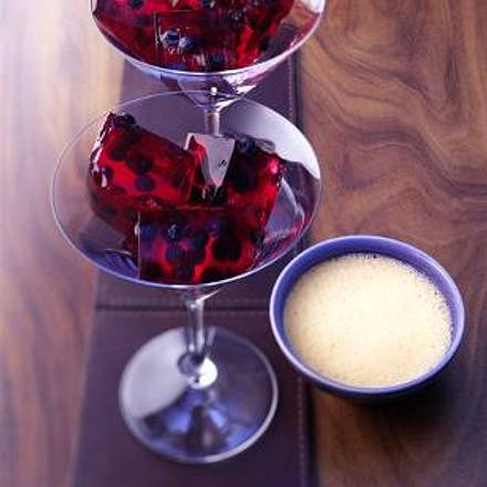 Merlot-Blaubeer-Gelee mit Vanille-Zabaione Rezept