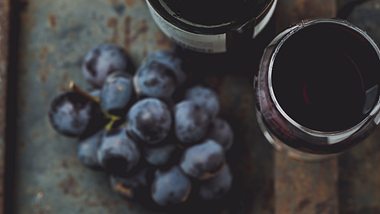 Merlot-Wein und Trauben - Foto: iStock/LarisaBlinova