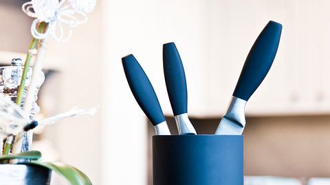 Ein Messerblock mit drei Messern auf einer Arbeitsplatte - Foto: iStock/Firmafotografen
