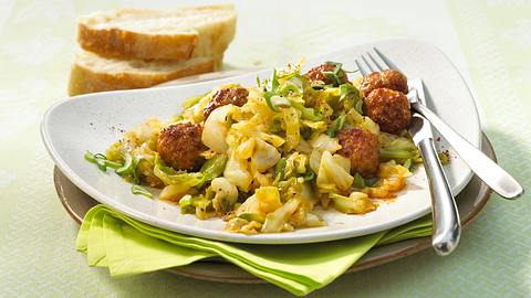 Mettbällchen auf scharfem Spitzkohl Rezept - Foto: Först, Thomas