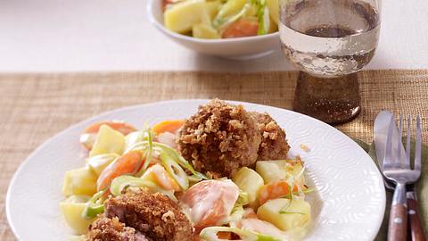 Mettfrikadellen in Pankohülle zu geschmortem Gemüse Rezept - Foto: Stellmach, Peter