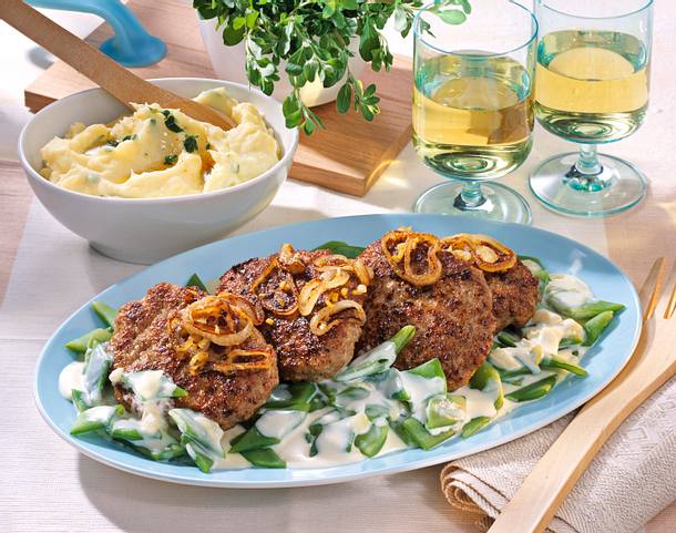 Mettsteaks auf Sahne-Schneidebohnen zu Majoran-Püree Rezept Mettsteaks auf Sahne-Schneidebohnen zu Majoran-Püree Rezept