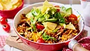 Eine Pfanne mit mexikanischem Bratreis, Fleisch, Gemüse und Salat als schnelles Gericht - Foto: LECKER @ Bauer Media Group