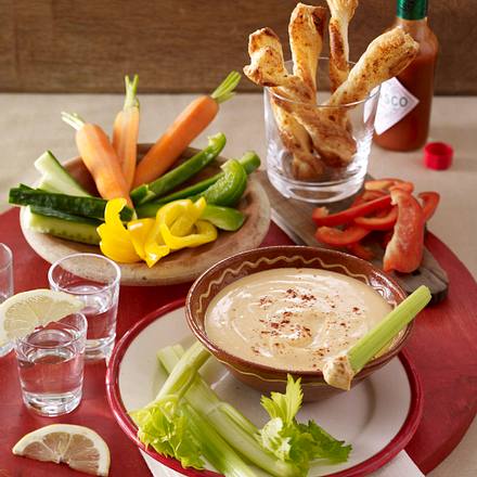 Mexikanischer Käsedip zu Blätterteigstangen und Gemüsesticks Rezept Mexikanischer Käsedip zu Blätterteigstangen und Gemüsesticks Rezept