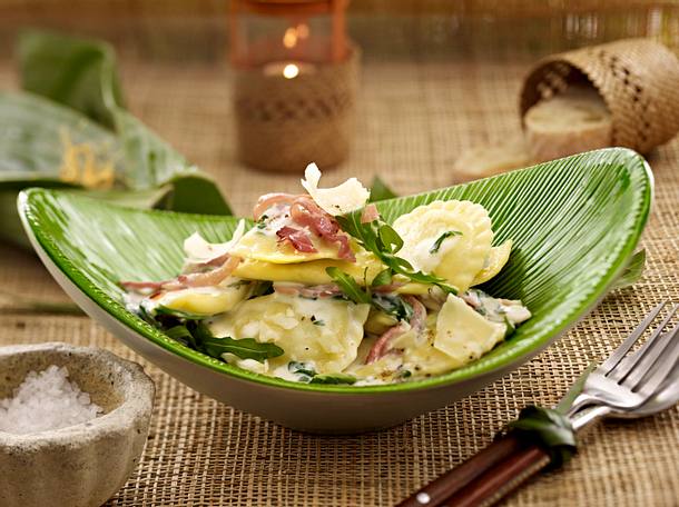 Mezzelune alla Rucola mit Trüffel-Sahnesoße (Promidinner Dschungelcamp Hauptgericht Kathy Karrenbauer) Rezept