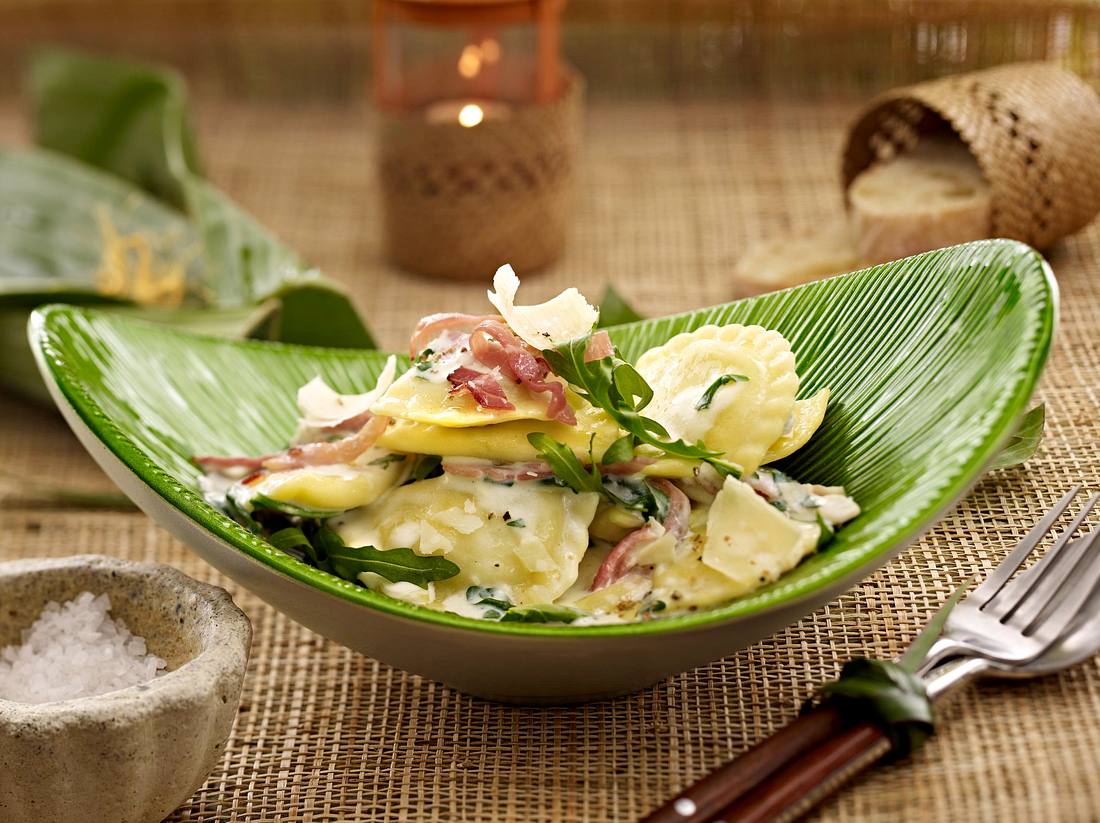 Mezzelune alla Rucola mit Trüffel-Sahnesoße (Promidinner Dschungelcamp Hauptgericht Kathy Karrenbauer) Rezept Mezzelune alla Rucola mit Trüffel-Sahnesoße (Promidinner Dschungelcamp Hauptgericht Kathy Karrenbauer) Rezept
