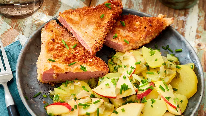 Knuspriger Leberkäse mit Kartoffelsalat - Foto: LECKER @ Bauer Media Group Knuspriger Leberkäse mit Kartoffelsalat - Foto: LECKER @ Bauer Media Group