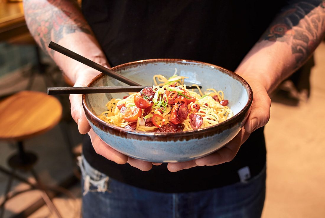 Mie-Nudeln mit Chiliöl und vietnamesischer Salami Rezept | LECKER