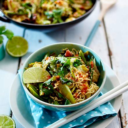Mie-Nudeln mit grünem Gemüse in spicy Kokossoße Rezept Mie-Nudeln mit grünem Gemüse in spicy Kokossoße Rezept