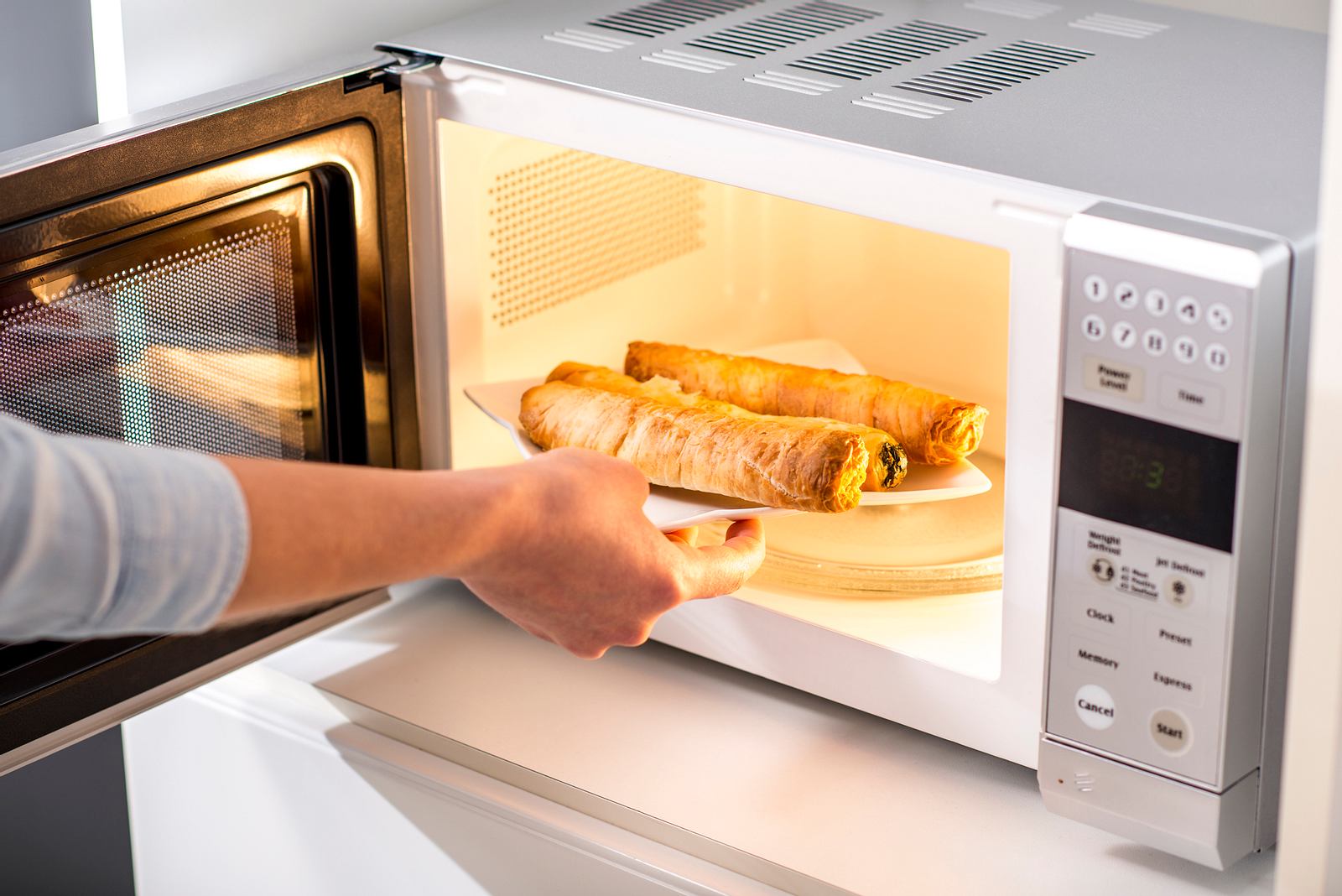 Можно греть роллы. Выпечка в микроволновой печи. Микроволновка и телефон. Лайфхак микроволновка. Food cooked in a Microwave Oven.