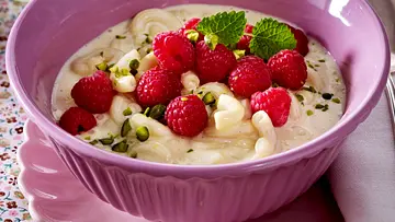 Milch-Nudelsuppe mit Himbeeren und Pistazien Rezept - Foto: LECKER @ Bauer Media Group Milch-Nudelsuppe mit Himbeeren und Pistazien Rezept - Foto: LECKER @ Bauer Media Group