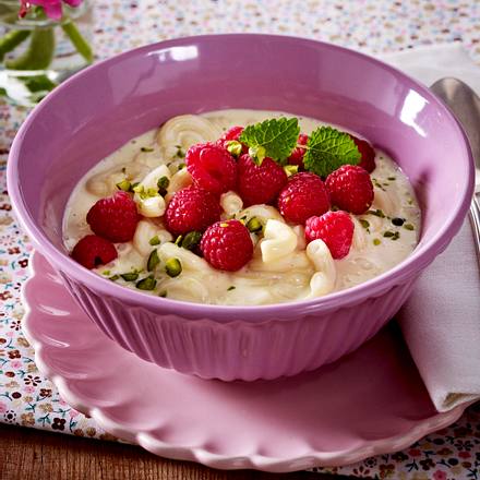 Milch-Nudelsuppe mit Himbeeren und Pistazien Rezept