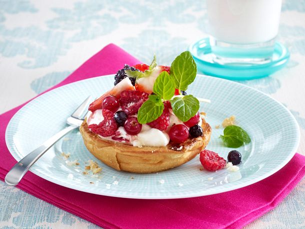 Milchbrötchen-Bruschetta mit Marzipan, griechischem Joghurt und frischen Beeren Rezept