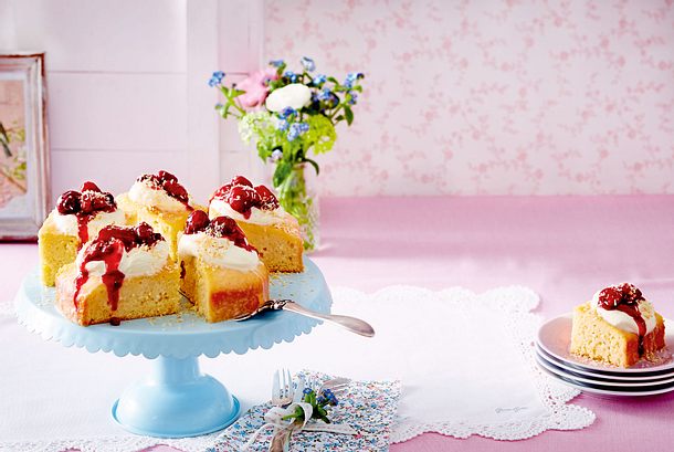 Milchkuchen „Torta tres leches“ mit Beerengrütze Rezept