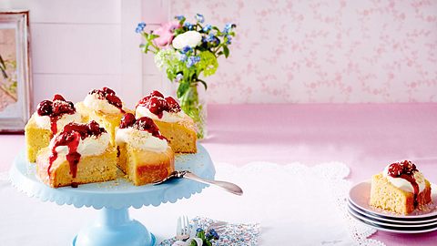 Milchkuchen „Torta tres leches“ mit Beerengrütze Rezept - Foto: House of Food / Bauer Food Experts KG