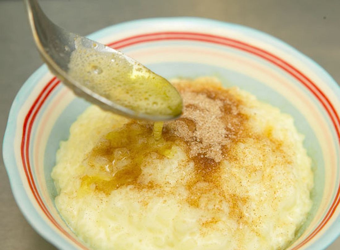 Geschmolzene Butter ist das I-Tüpfelchen auf Milchreis mit Zimt-Zucker.